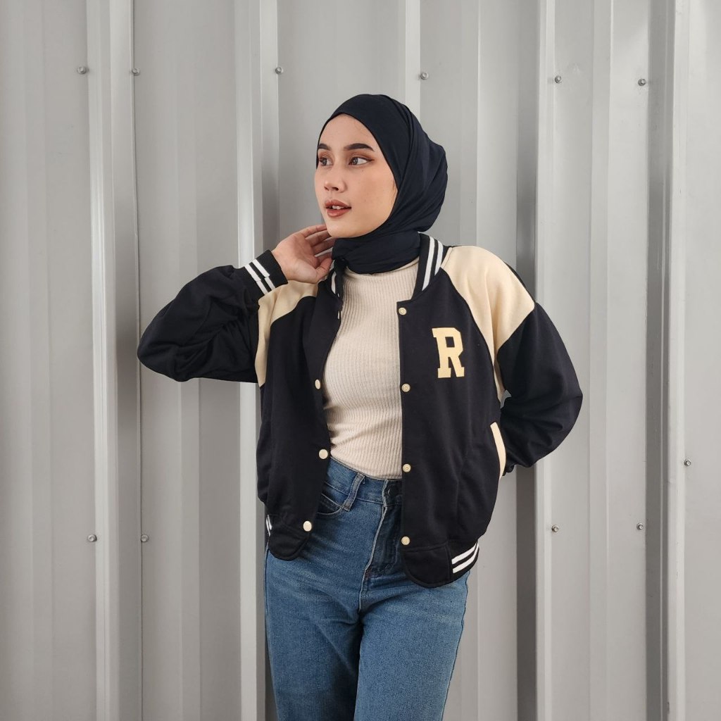 JACKET BASEBALL VARSITY CROP WANITA | K LETTER CREAM VARSITY FLEECE