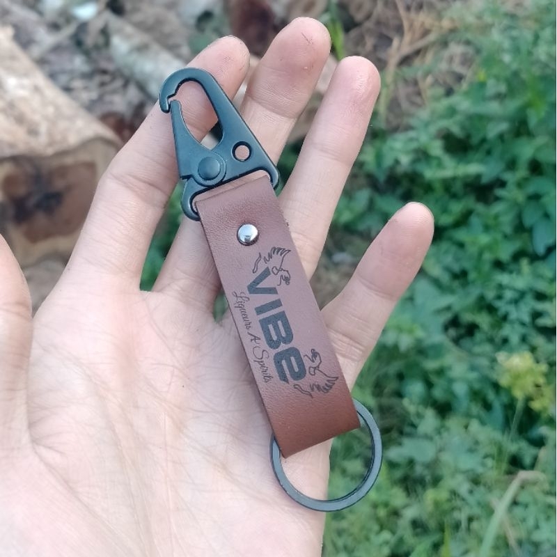 keychain kulit  custom nama . gantungan kunci kulit . gantungan kunci nama