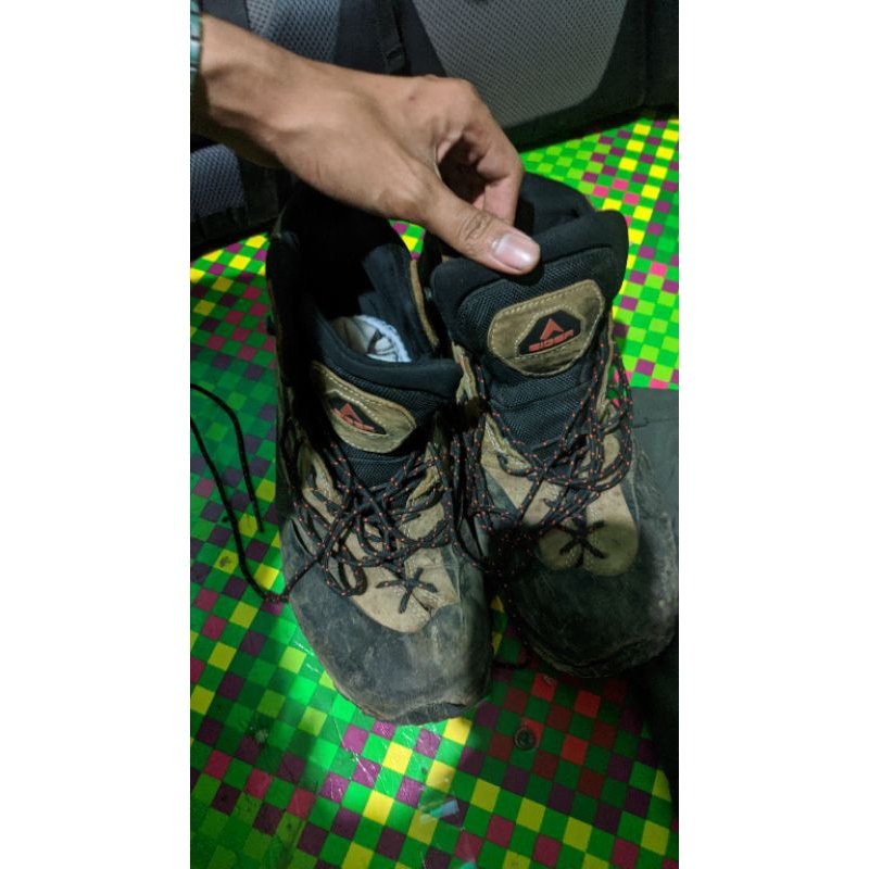 Sepatu eiger