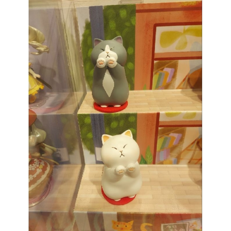 Bantal kucing hitam kkv