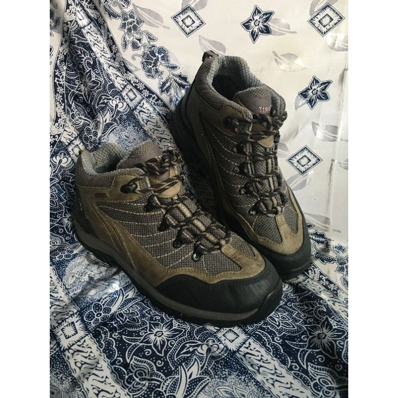 sepatu Gore-tex treksta