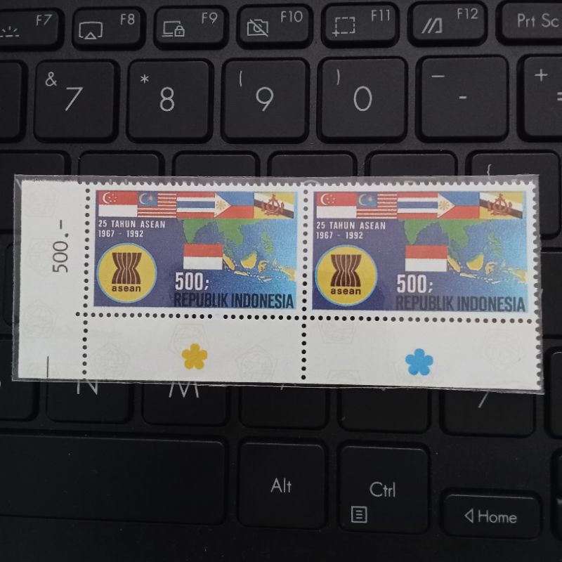 

Perangko Peringatan 25 Tahun ASEAN Blok 2 Keping 500 Rupiah Mint - Prangko