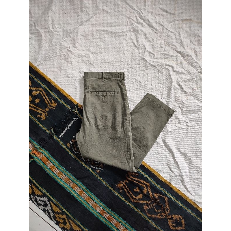 celana chino GU by UNIQLO green army