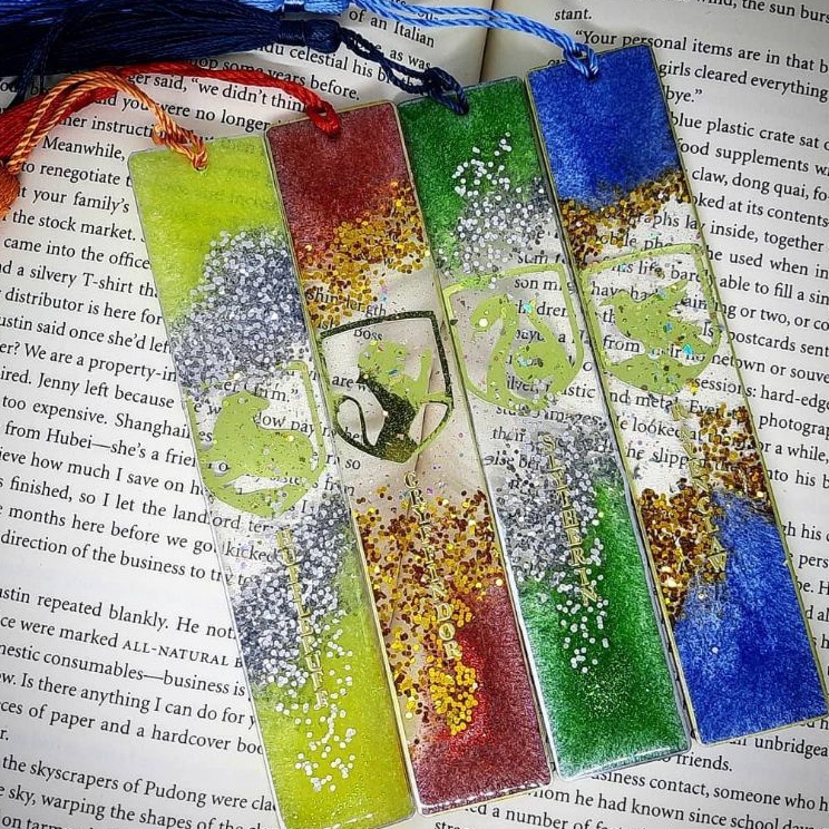 

hogwarts gryffindor ravenclaw slytherin hufflepuff resin bookmark