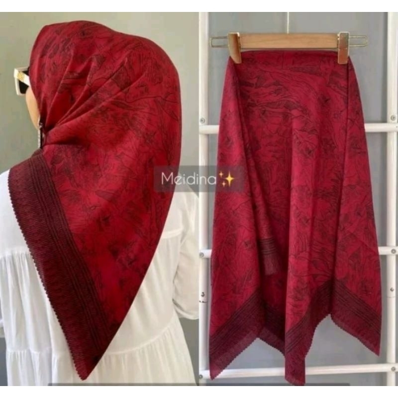 HIJAB SEGI EMPAT VOAL MOTIF SCENE MERAH FANTA