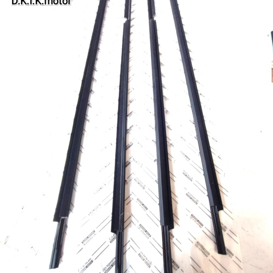 list pelipit / Pelipit/ list karet kaca pintu mobilWeather strip kaca pintu mobil calya / sigra crom
