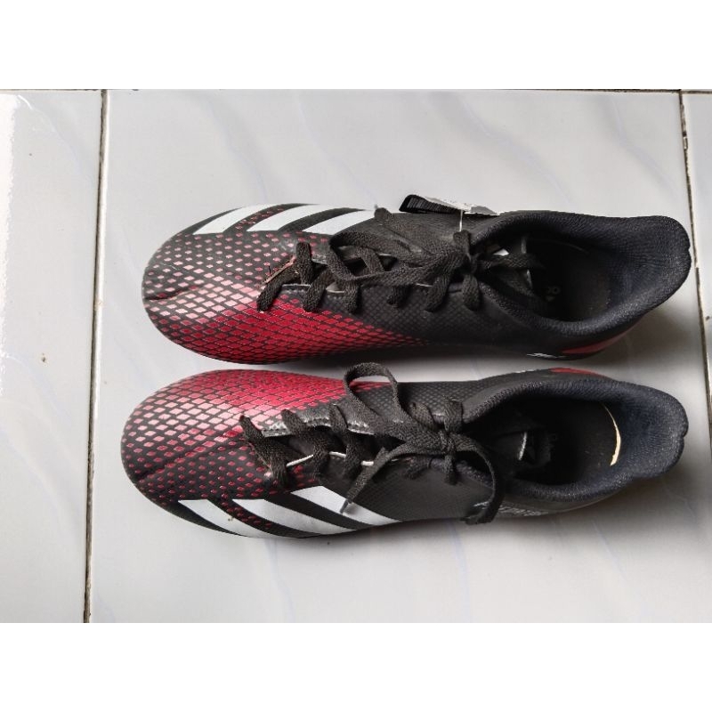 sepatu sepakbola
