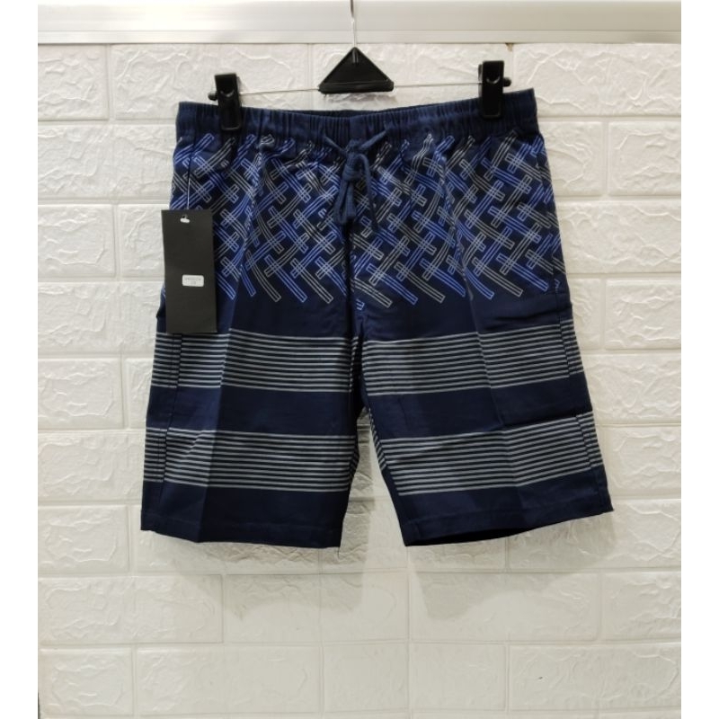 celana pendek pria motif garis-garis