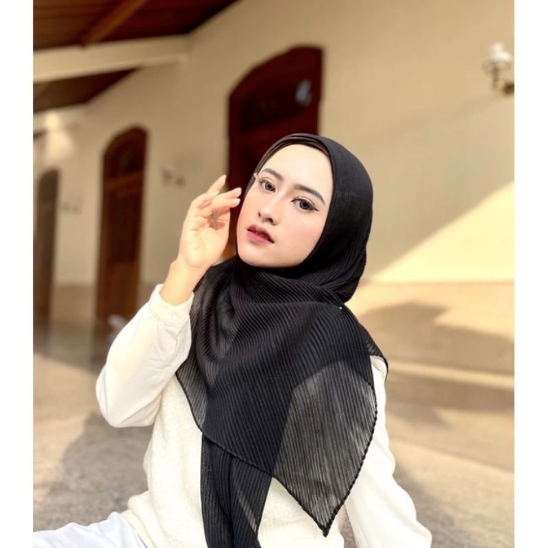 ROCHI.CO❤️ Hijab Segi empat square plisket hitam segi empat putih rawis sekolah
