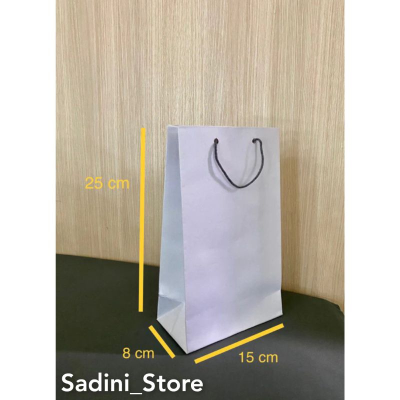 

Paperbag Pia putih Size M 15x8x25cm