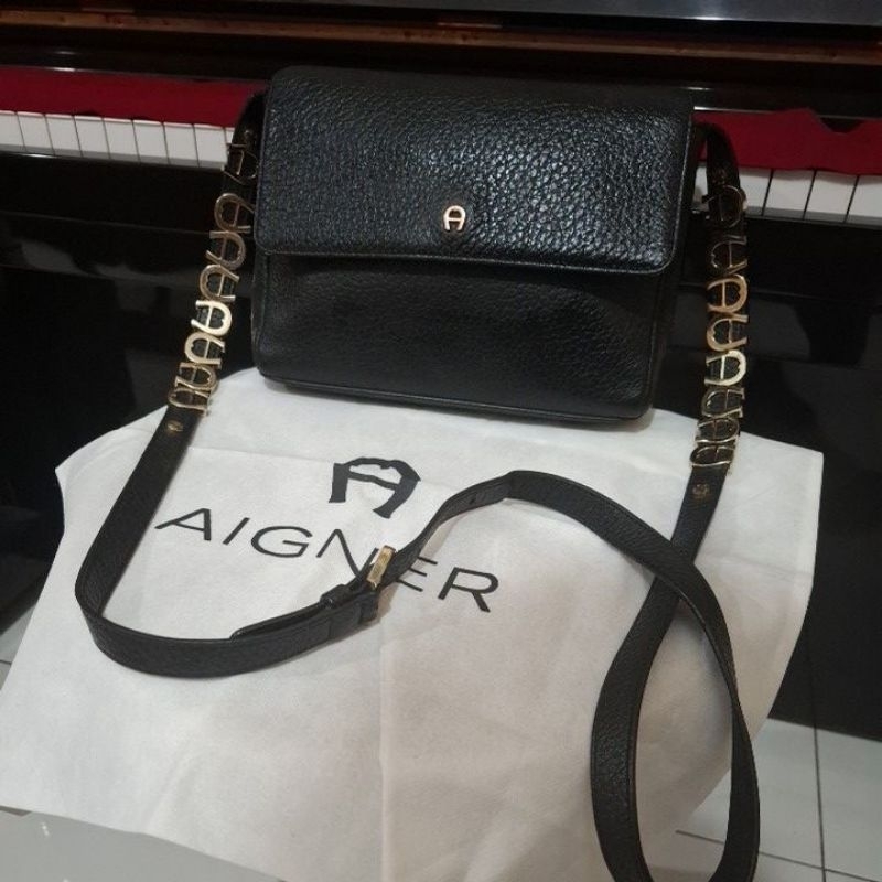 Tas Aigner Black Pebbled Leather Flap Shoulder ORIGINAL 100% preown