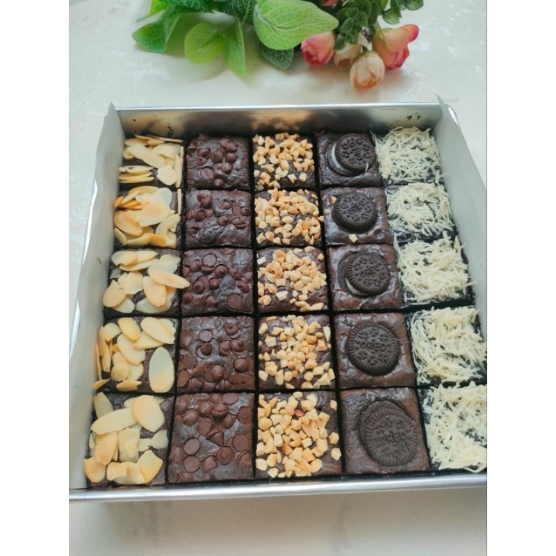 

FUDGY BROWNIES MIX TOPPING 25 PCS UK 20*20