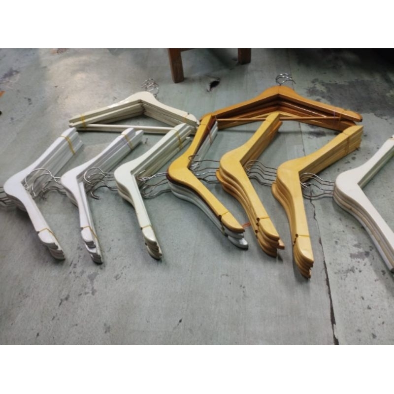 hanger kayu bekas
