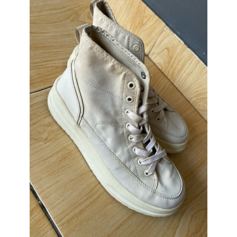 preloved sepatu stradivarius