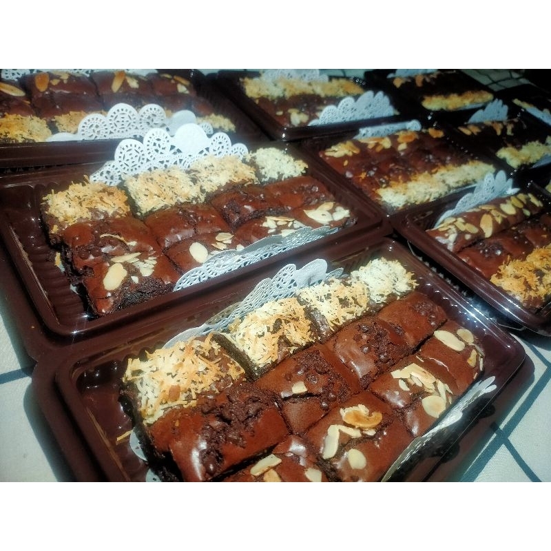 

2Pcs BROWNIES FUDGY 20X10 lebih hemat