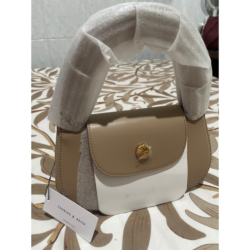 Tas New Charles n keith warna Nude coklat muda