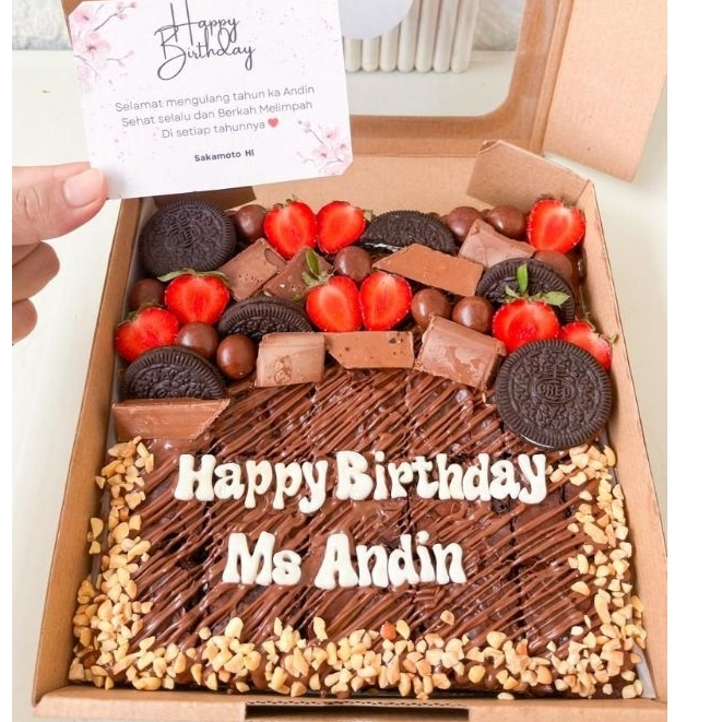 

Fudgy Brownies Hias Strawberry (size 20x20) / Hampers Birthday Gift / Hampers Brownies Custom Tulisan