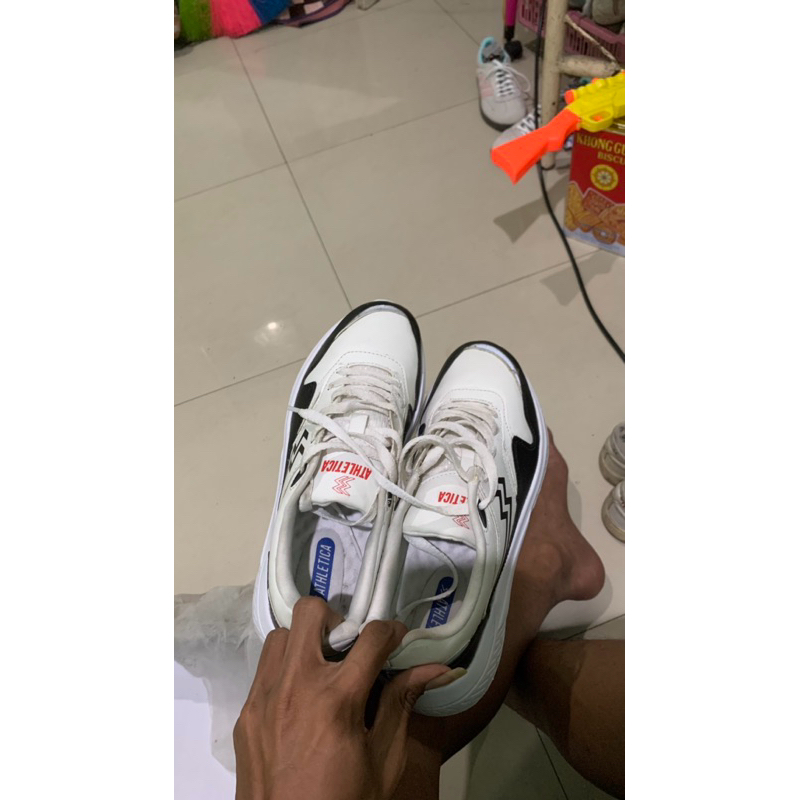 sepatu athletica like new
