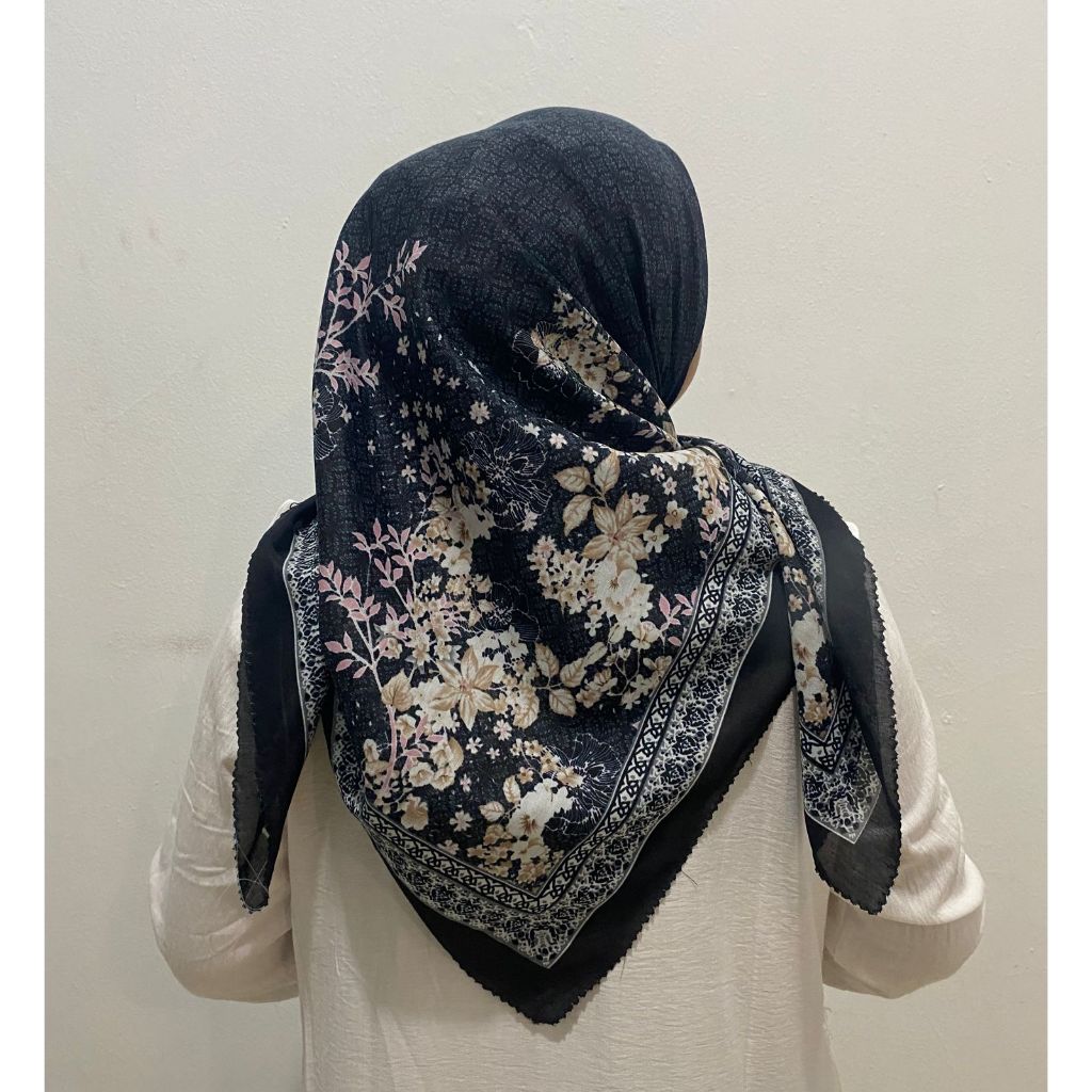 Segi Empat Motif Bunga Hitam Series