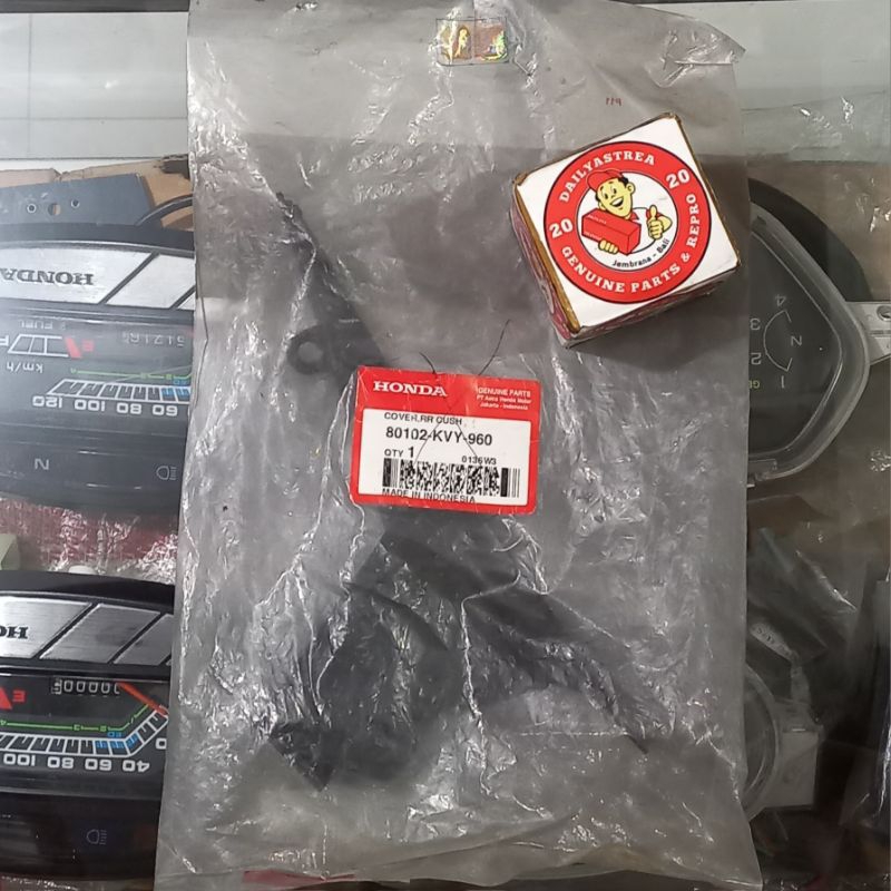COVER TUTUP SHOCK SKOK SAMBUNGAN BODY KECIL BELAKANG HONDA BEAT KARBU ORIGINAL ORI AHM 80102-KVY-960