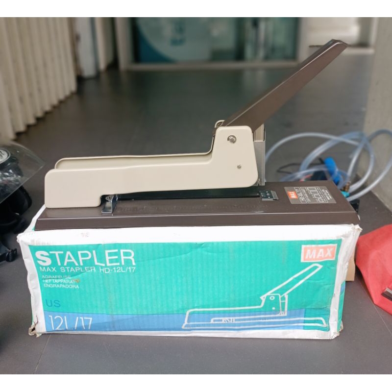 

stapler max besar