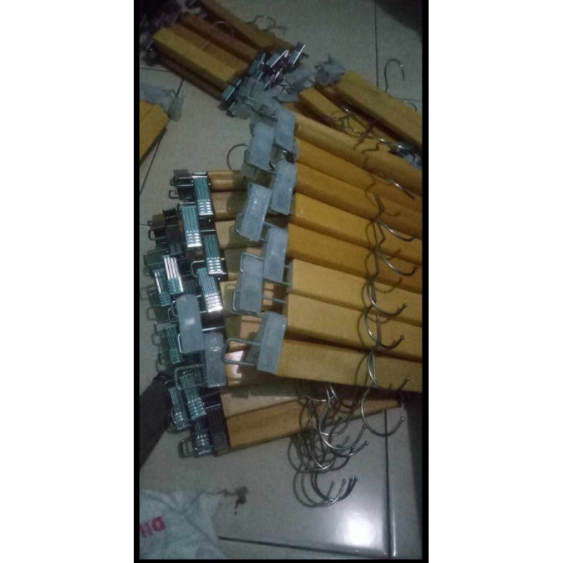 hanger kayu bekas tutup toko