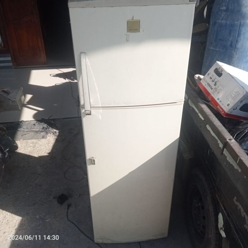 RAK KULKAS BEKAS POLYTRON 2 PINTU