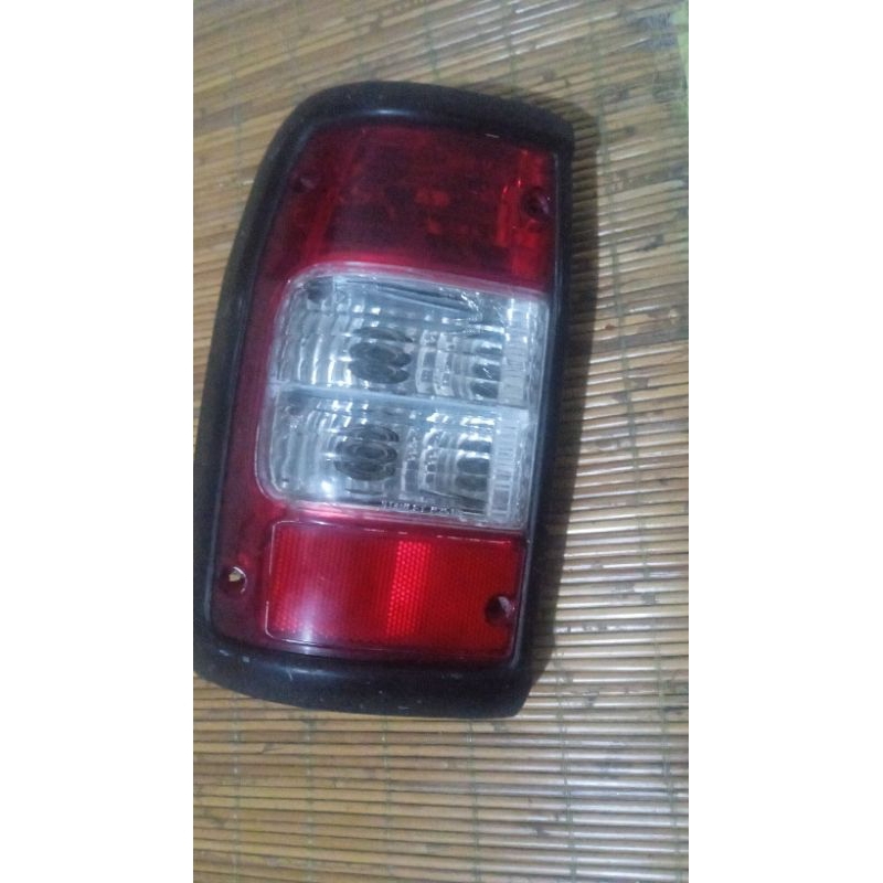 lampu belakang Mitsubishi kuda gen 2 bagian sisi kiri