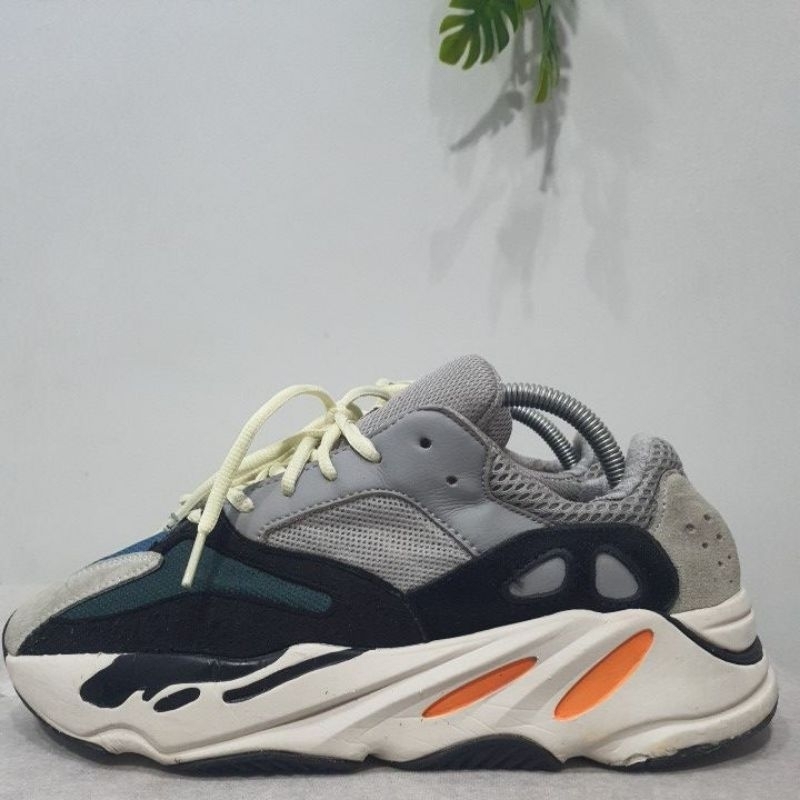 Sepatu sneakers second merk Addas Yeezy boost 700