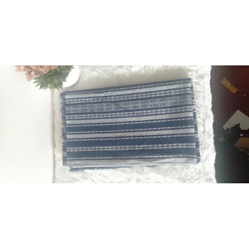 kain motif garis
