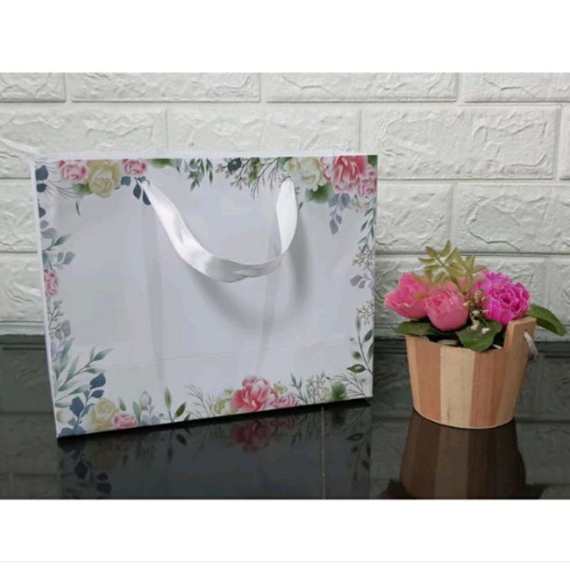 

Paperbag Putih Bunga 25 x 20 x 10cm