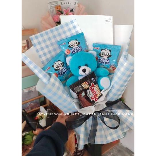 Buket Snack dan Boneka Berunag Biru Kertas Warna Biru Kotak