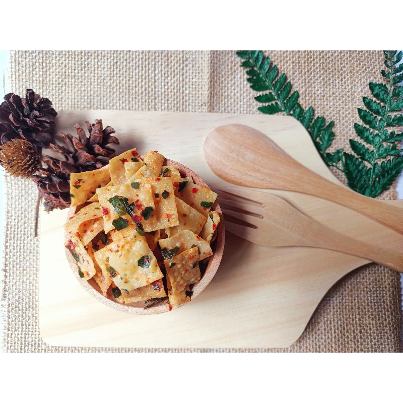 

KERIPIK PANGSIT PEDAS DAUN JERUK 250GR enak gurih dan renyah tersedia aneka rasa