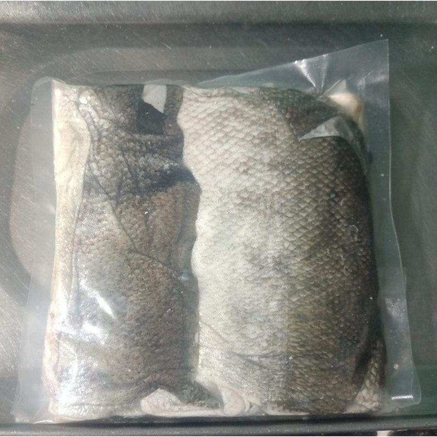 

Kulit ikan salmon / Salmon skin frozen kemasan 500 gram