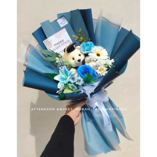 Buket Bunga Palsu Medium Dengan Boneka WIsuda Putih Kertas Warna Biru Tua