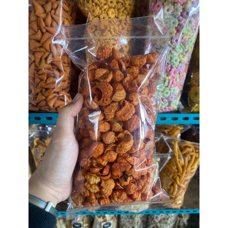 

kemasan 250 gram makaroni kerang pedas jeruk / keripik makaroni pedas