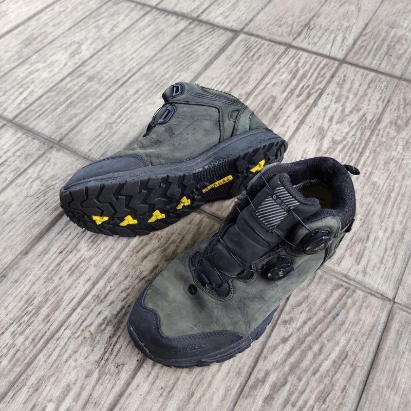 Sepatu gunung Hitec