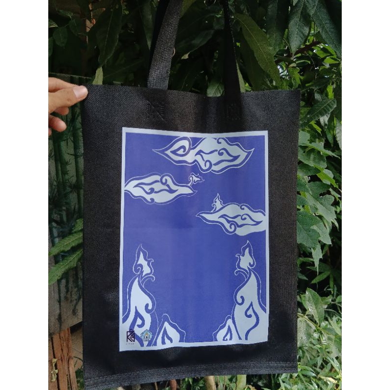 

Tas Spunbond Batik | Sablon Artwork Batik Goodie Bag