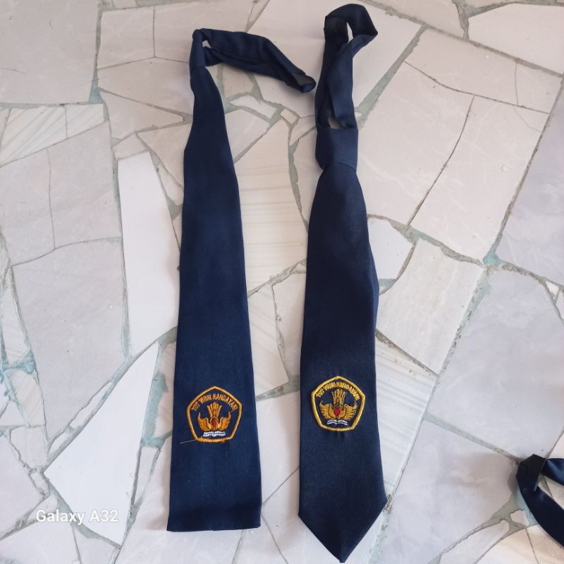 Dasi SMP PUTRI Dasi SMP Bordir Kuning Perekat Satuan