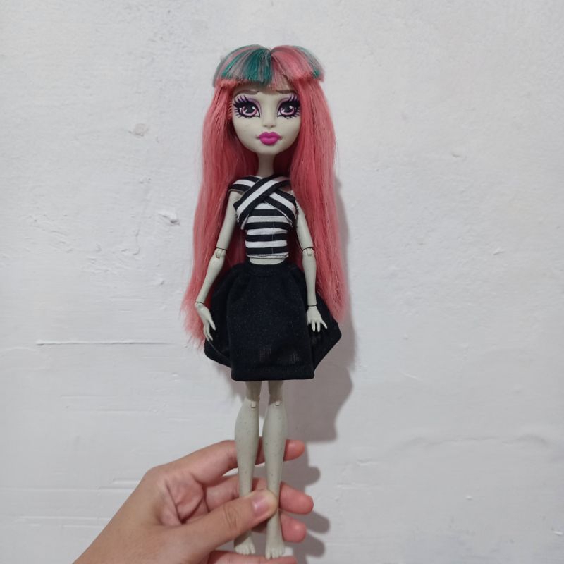 Boneka Monster High Rochelle Goyle Basic Signature