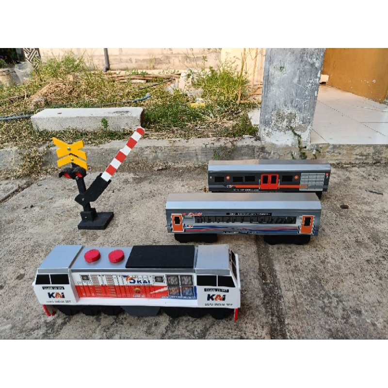 PAKET 5 LOKO CC206 + 2 GERBONG + PALANG PINTU - MINIATUR KERETA API KAYU SURABAYA