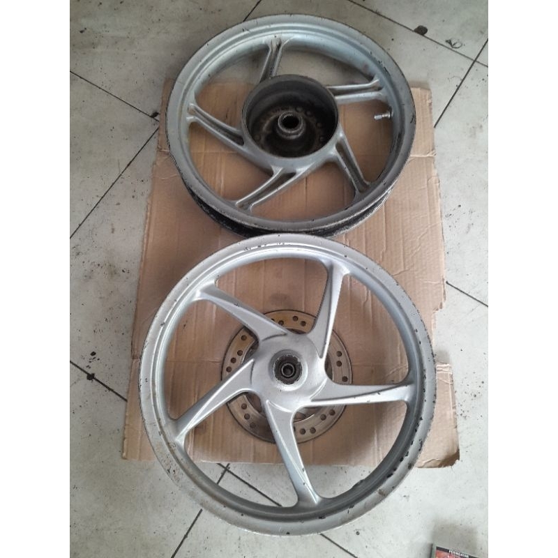 roda pelek vleg vario 110 kvb original ( copotan motor )