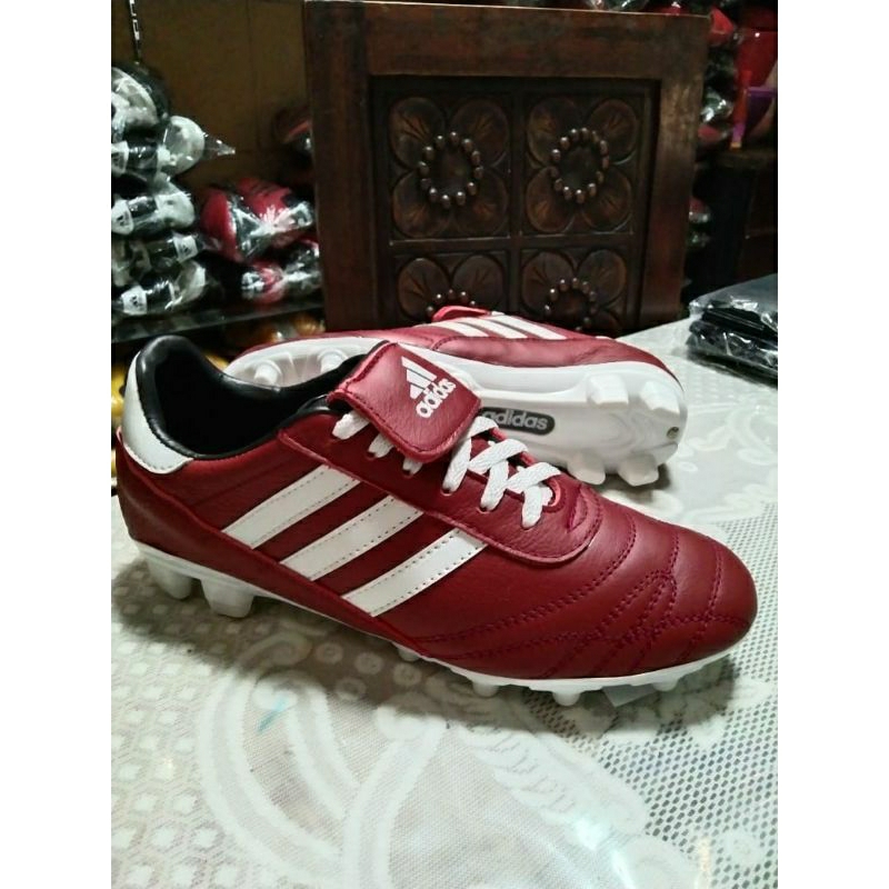 sepatu bola kulit sapi