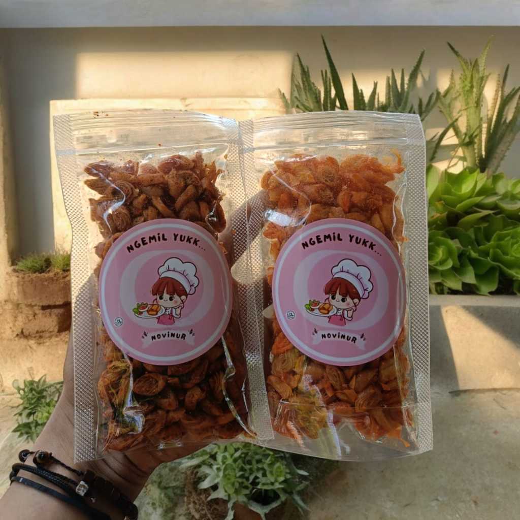 

KERIPIK LUMPIA PEDAS HOT DAUN JERUK GURIH CRISPY TERMURAH / CEMILAN VIRAL BEST SELLER / ANEKA SNACK TERLARIS