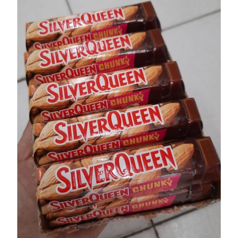 

SILVERQUEEN CHUNKY BAR CASHEW /ALMOND 26gr, 1 BOX ISI 12 pcs EXP FEBRUARI 2026