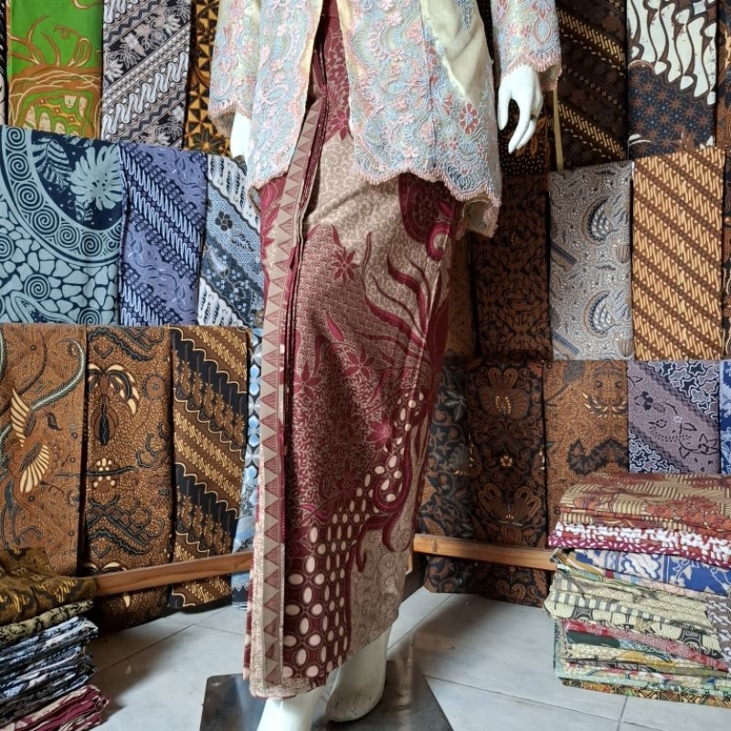 Kain Batik dan Rok Instan Wiru Mahkota Bunga Kawung Merah Hati Maroon Marun Bawahan Kebaya Pernikaha