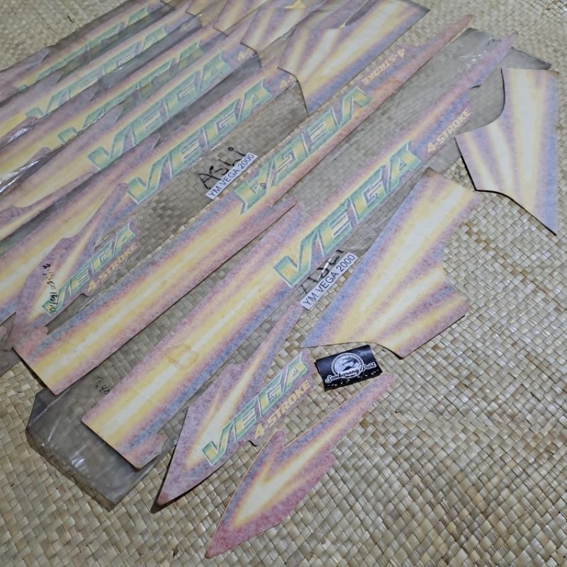 STRIPING STIKER STICKER BODY YAMAHA VEGA LAMA OLD TAHUN 2000 MERAH ORIGINAL LAMINASI NOS