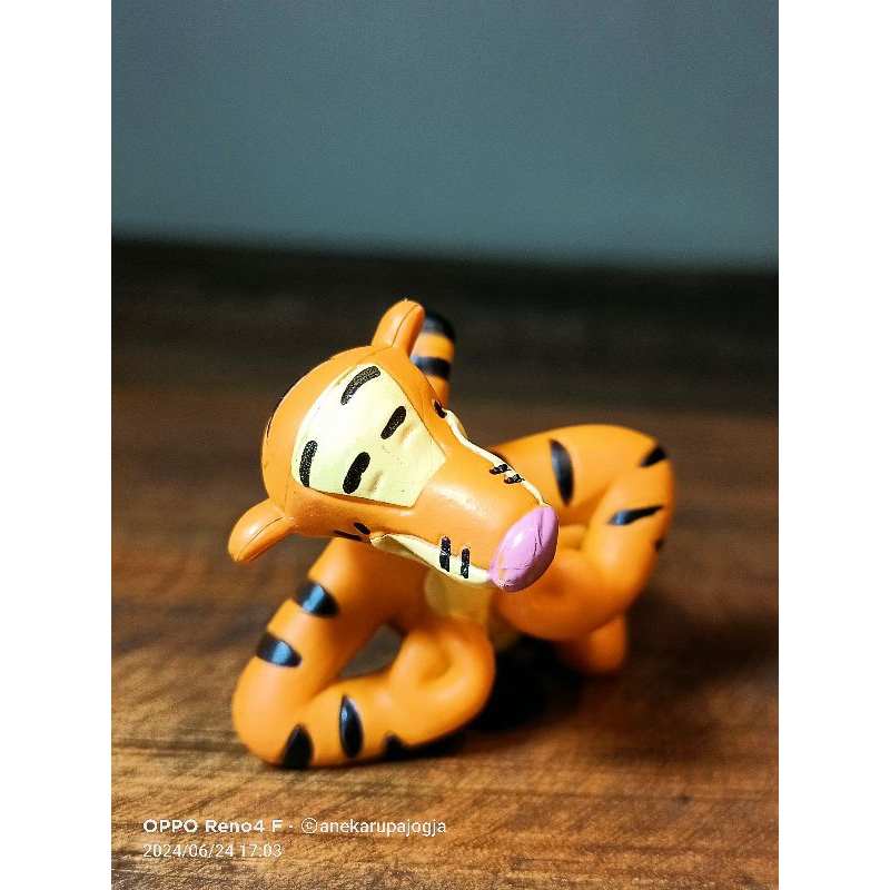 action figure tigger harimau winnie the pooh
