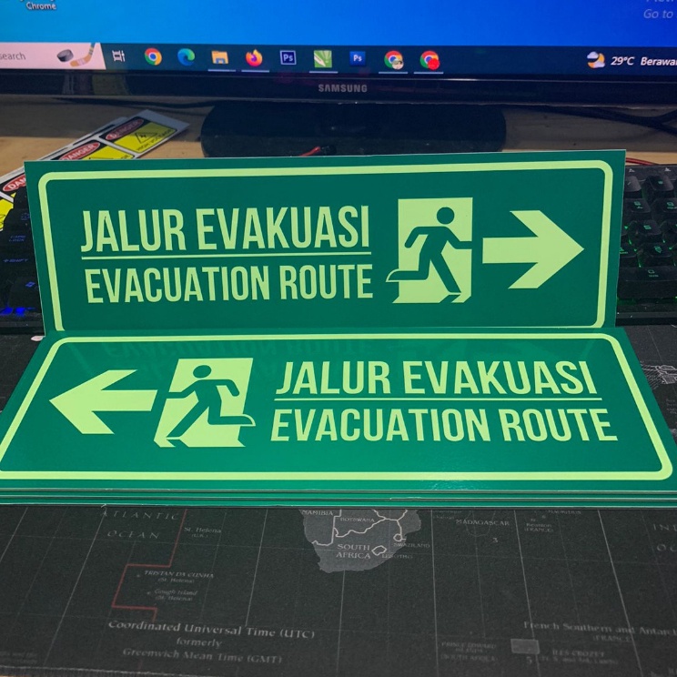 

KODE U19E Sign Jalur evakuasi 2 bahasa glow in the dark ukuran 1cm x 3cm