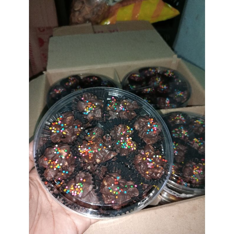 

KACANG COKLAT isi -+20pcs / toples size 250 gram kacang coklat enak cocok untuk camilan keluarga